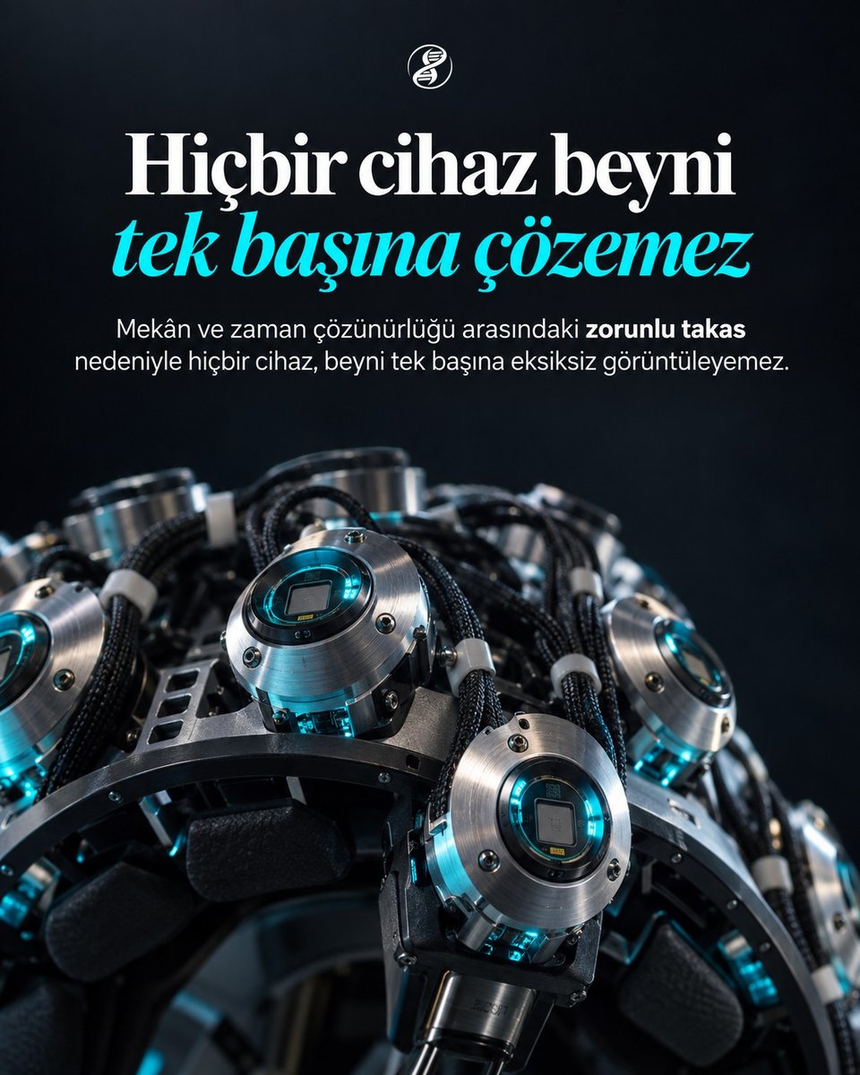 Karanlık arka plan önünde, üzerinde hassas kablo bağlantıları ve camgöbeği ışıklı sensörleri bulunan gelişmiş bir nörogörüntüleme başlığı.