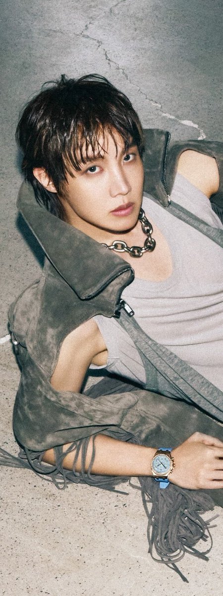 hobiroppi's tweet photo. j-hope the model you are https://t.co/akyymWwz5a