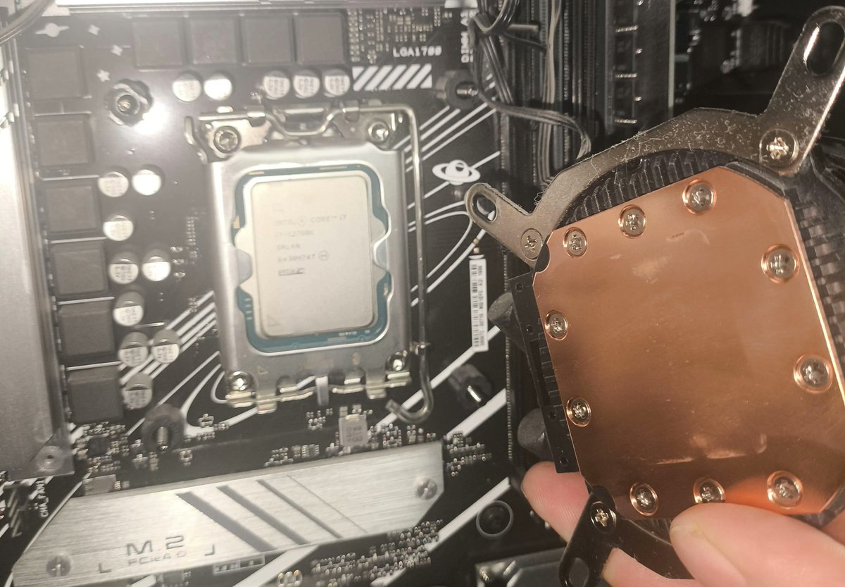 VideoCardz's tweet photo. User discovers his i7-12700K CPU had been running without thermal paste for 3 years 

https://t.co/Ja0AYPPND8 https://t.co/sexgCCJxDX