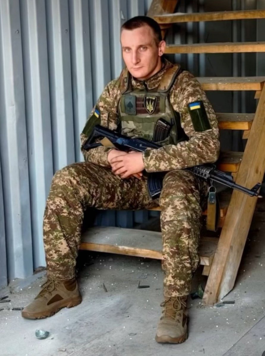 TerryNAFO's tweet photo. Mykola Korzh, caído en combate en la región de Donetsk este verano. En el 2022 liberó su Bucha natal de la ocupación rusa; esta semana será enterrado allí. Se casó en mayo gracias a que sus compañeros lo relevaron en circunstancias difíciles. Memoria eterna 🕯️🇺🇦 https://t.co/uZkixNyhJd