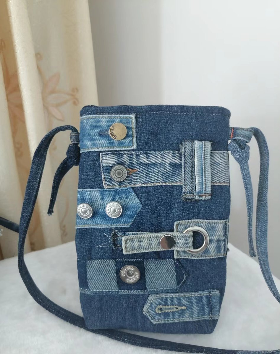 didiv849672's tweet photo. Just upcycled old denim jeans into a stylish tote bag—scissors, thread u0026 30 mins, done!  #DIYCraft， https://t.co/JOLGUOHIev