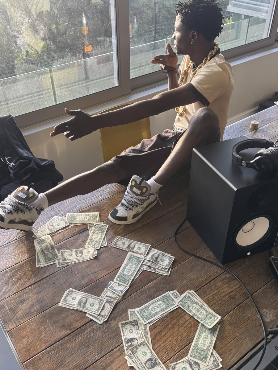 ojoisaboy_'s tweet photo. Na money make you meet us. https://t.co/f5EAoemLzH