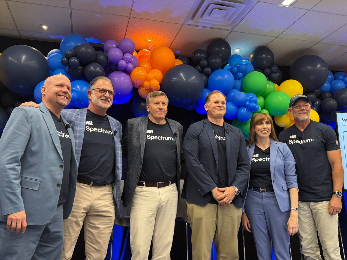CharterNewsroom's tweet photo. Las Vegas, we came to say Hi! 👋 Our leadership team kicked off the Hi! campaign, connecting with the communities and employees, and millions of current and future customers, as we introduce Spectrum to our new markets. https://t.co/gJX00s2sLV