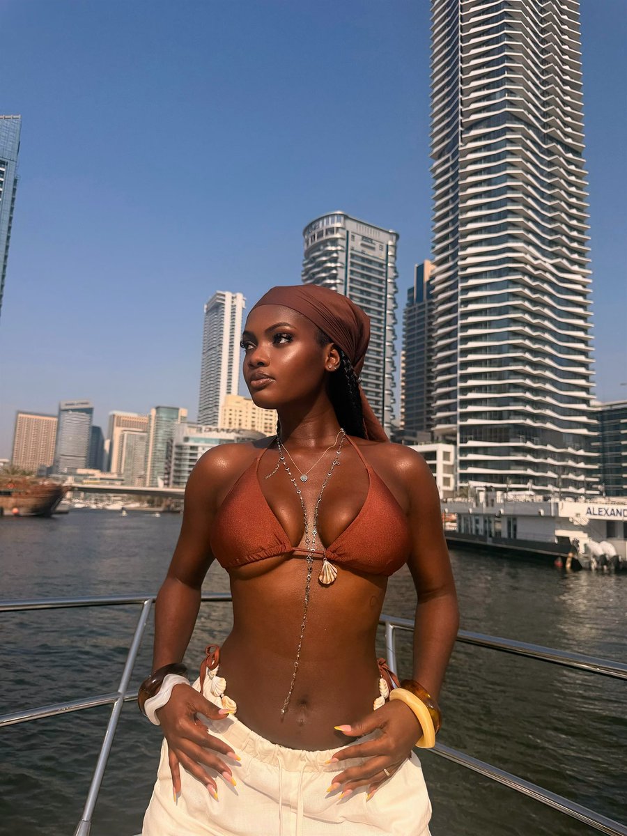 BineyEwurama3's tweet photo. sunkissed and unbothered 💋🤍🇦🇪 https://t.co/okL4YlV1al