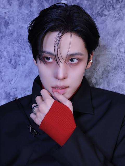 npomvtt's tweet photo. DIGA! Yunho (ATEEZ) revelou durante live que nunca usou IA ou o ChatGPT sequer uma vez. Quando não sabe de alguma coisa, ele simplesmente pesquisa.

Ultimamente, ele tem visto anúncios e todo tipo de conteúdo relacionado à IA, e percebe que as pessoas a utilizam bastante, mas não gosta desse tipo de coisa porque a IA também pode usar suas informações pessoais.