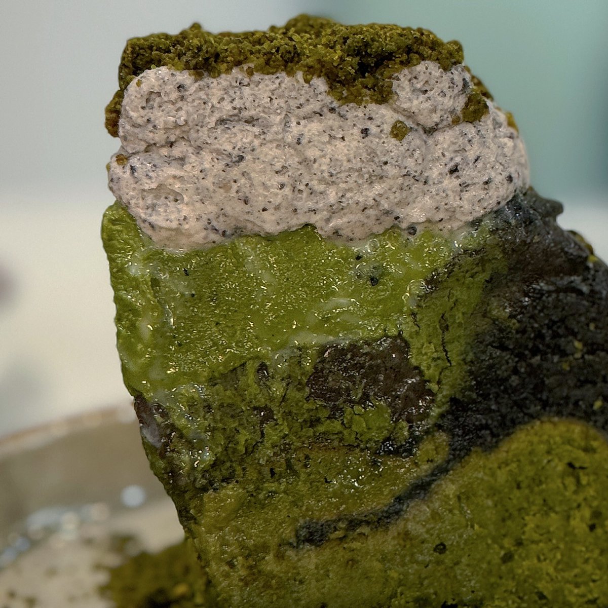 LynetteBoli5's tweet photo. I’ve been eyeing Hone Bakes’ gateau cakes forever, so I was thrilled when they announced their Baker X pop-up. Hone Bakes’ cakes were elite: creamy yet spongy, with bold, balanced flavours. Matcha black sesame gateau ($12): Earthy, fragrant and https://t.co/pi22zt5gKf