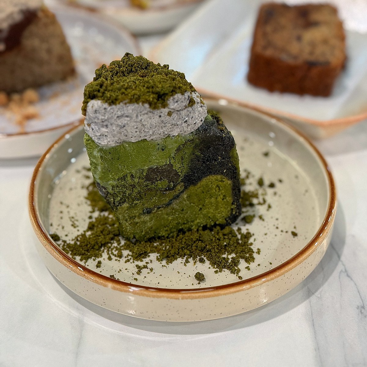 LynetteBoli5's tweet photo. I’ve been eyeing Hone Bakes’ gateau cakes forever, so I was thrilled when they announced their Baker X pop-up. Hone Bakes’ cakes were elite: creamy yet spongy, with bold, balanced flavours. Matcha black sesame gateau ($12): Earthy, fragrant and https://t.co/pi22zt5gKf