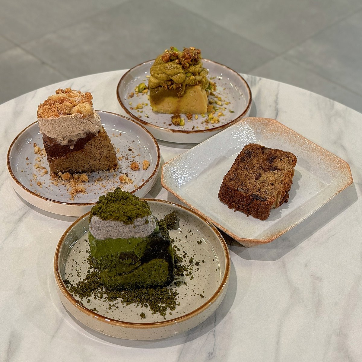 LynetteBoli5's tweet photo. I’ve been eyeing Hone Bakes’ gateau cakes forever, so I was thrilled when they announced their Baker X pop-up. Hone Bakes’ cakes were elite: creamy yet spongy, with bold, balanced flavours. Matcha black sesame gateau ($12): Earthy, fragrant and https://t.co/pi22zt5gKf