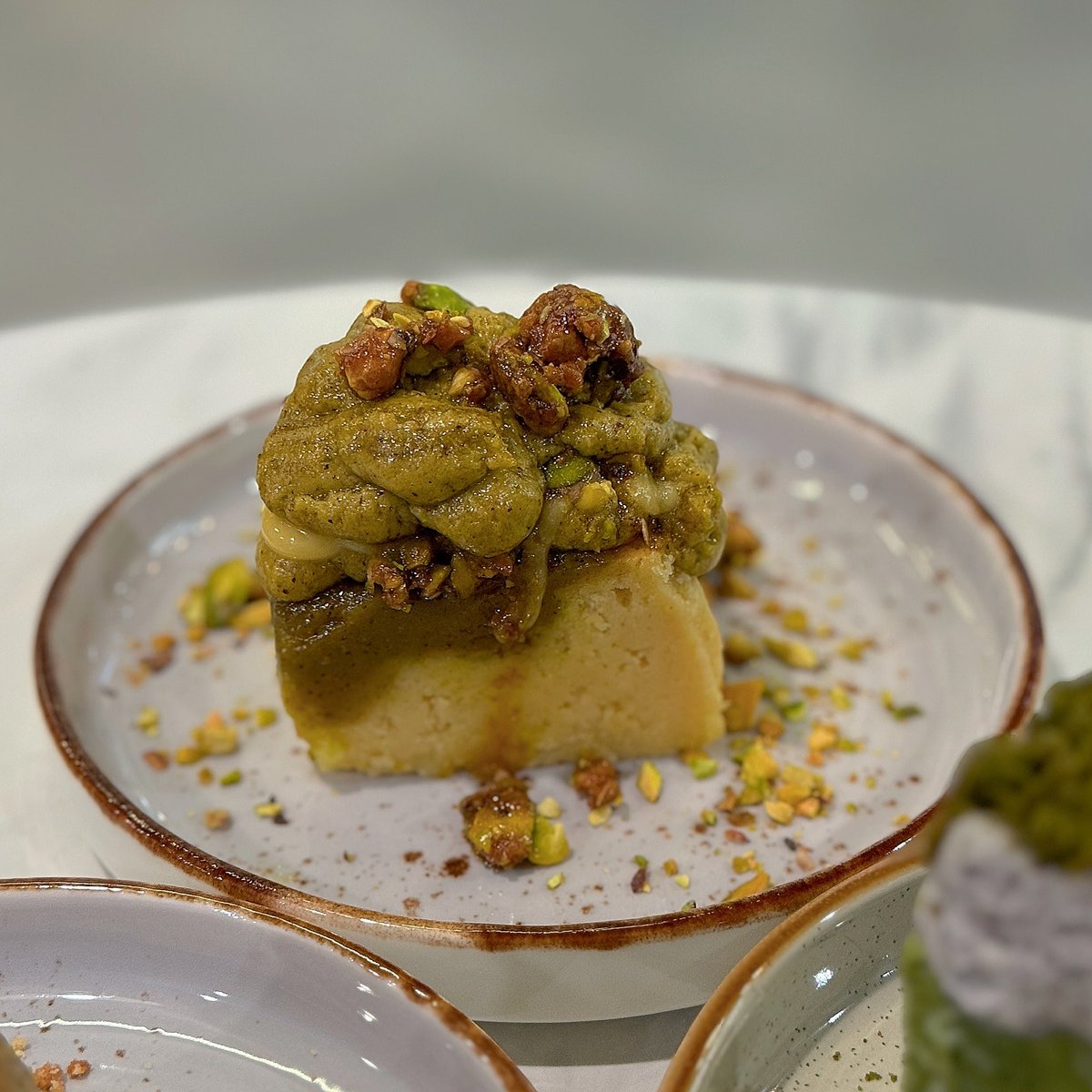 LynetteBoli5's tweet photo. I’ve been eyeing Hone Bakes’ gateau cakes forever, so I was thrilled when they announced their Baker X pop-up. Hone Bakes’ cakes were elite: creamy yet spongy, with bold, balanced flavours. Matcha black sesame gateau ($12): Earthy, fragrant and https://t.co/pi22zt5gKf