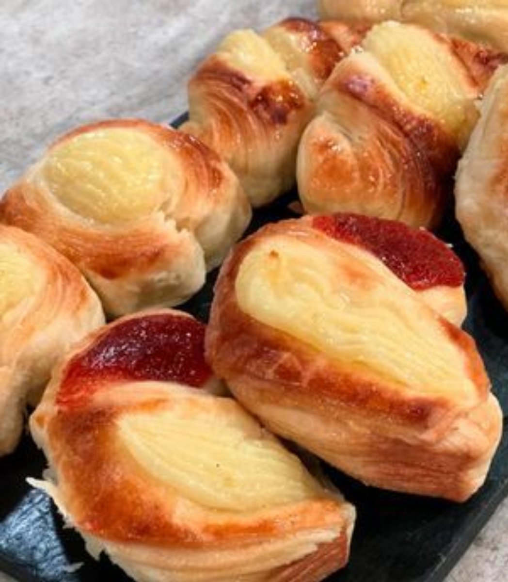 yoansioso's tweet photo. las tortitas negras nunca van a ser mejores que una buena factura de crema pastelera, mira eso es el cielo https://t.co/wnYPNTc6k3