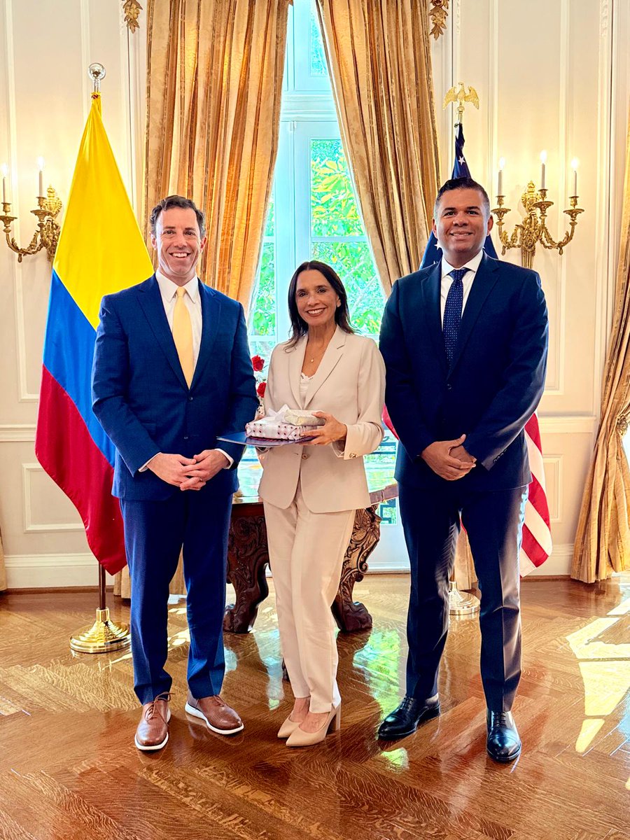 ColombiaEmbUSA's tweet photo. Ambassador María Consuelo Araújo met with Neil Herrington, SVP for the Americas @USChamber, and Cesar Vence, Executive Director of @USCOLBC, to discuss opportunities for business development and investment in both countries to support Colombia’s economic recovery, job creation and shared prosperity.
