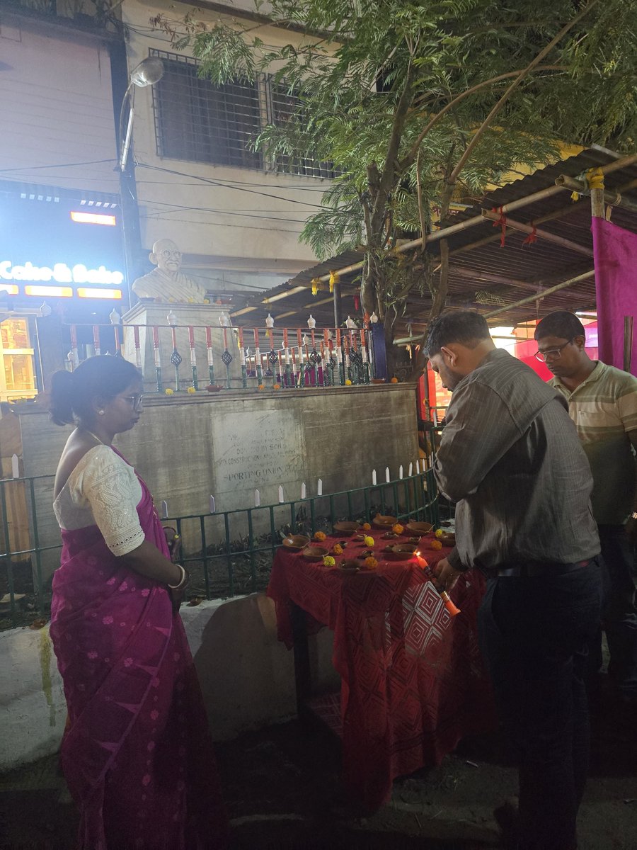 Dcsribhumi's tweet photo. Lighting of lamp by Respected DC Sir, Chairman Sribhumi MB and other officials and staffs of Sribhumi MB in presence of Executive Officer, Sribhumi near Gandhi Statue, Station Road, Sribhumi in the occasion of Ashirwador Bonti, Lamp of Blessings.
@SwachhaBharatGov 
@SwachhaBharat https://t.co/SROZsF1KYV