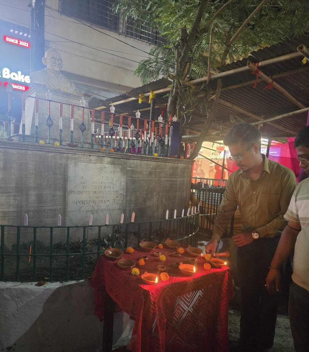 Dcsribhumi's tweet photo. Lighting of lamp by Respected DC Sir, Chairman Sribhumi MB and other officials and staffs of Sribhumi MB in presence of Executive Officer, Sribhumi near Gandhi Statue, Station Road, Sribhumi in the occasion of Ashirwador Bonti, Lamp of Blessings.
@SwachhaBharatGov 
@SwachhaBharat https://t.co/SROZsF1KYV