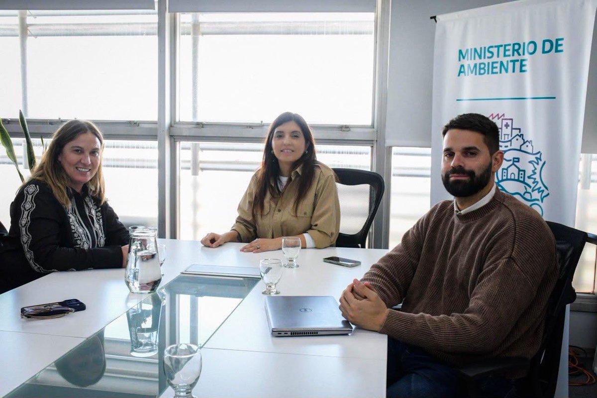 danyvilar's tweet photo. Nos reunimos con @ValeriaArata para seguir co-construyendo una agenda ambiental 🌎🌱

Revisamos proyectos legislativos ambientales y abordamos políticas de educación ambiental, transición energética y reforestación para su distrito.

También conocimos el trabajo que vienen impulsando desde la ONG Ambientar y coordinamos líneas para acompañar sus talleres y actividades comunitarias.

Seguimos articulando para que cada proyecto ambiental se traduzca en más herramientas para las comunidades.
