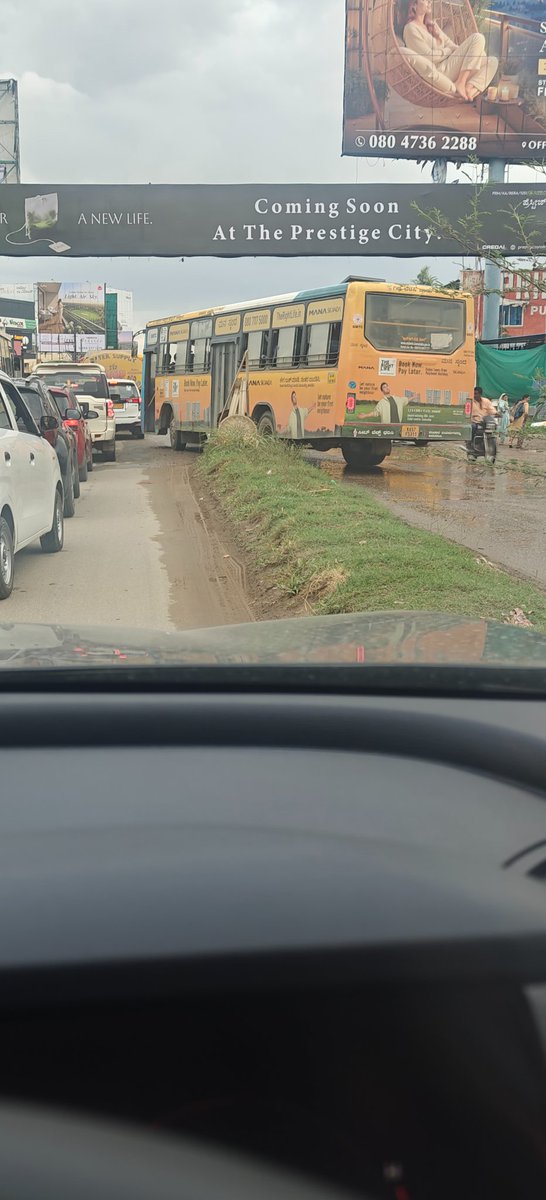 nehalbshah's tweet photo. Gunjur varthur mess is so bad .. BMTC runs on wrong side .. captured this two days back. @BMTC_BENGALURU @GBA_office  @htTweets @GBAChiefComm @WFRising @blrcitytraffic  @ChristinMP @GunjurRising @RisingVarthur https://t.co/MnHZeMEJT6