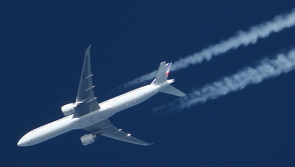 airplusnews's tweet photo. 🔴 Air France teste l’évitement des traînées de condensation.

Entre février et avril 2026, la compagnie a analysé près de 4 300 vols au-dessus de l’Atlantique Nord pour identifier les situations favorables aux traînées de condensation persistantes.

🔹 245 vols identifiés comme présentant un fort potentiel d’impact climatique
🔹 130 vols effectivement reroutés
🔹 22 000 t de CO₂ équivalent évitées
🔹 -57 % d’impact climatique des traînées sur les vols reroutés
🔹 -36 % d’impact climatique global sur ces vols

Air France indique également que 3 % des vols concentraient 25 % de l’impact total des traînées sur le périmètre étudié.

Menée avec les start-ups françaises Estuaire et Klima, dans le cadre du projet européen CICONIA, cette expérimentation vise à évaluer en conditions réelles la possibilité de modifier ponctuellement les trajectoires pour limiter les effets climatiques dits « non-CO₂ » de l’aviation.

Les modifications de trajectoire restent toutefois soumises à l’approbation du contrôle aérien.