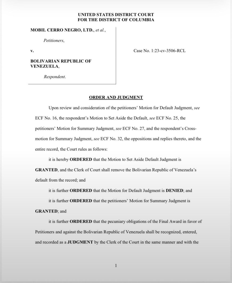 GustavoAzocarA's tweet photo. Juez de EEUU condena a Venezuela a pagar US$1.823 millones a la empresa petrolera Mobil.

El documento judicial confirma que el gobierno venezolano deberá pagar US$984.527.000, con interés compuesto anual del 3,25 % desde el 27 de junio de 2007, y que los costos de US$1.018.515,045 generan interés compuesto del 7,75 % desde el 10 de julio de 2023.

El cálculo aproximado al 17/09/2026
sobre el monto de 
US$984.527.000 más 
Intereses al 3,25 % desde 2007
US$837.058.492
Costos legales/arbitrales
US$1.018.515
Intereses al 7,75 % desde 2023
US$274.002
TOTAL
US$1.822.878.009

En otras palabras, Venezuela debería pagar aproximadamente US$1.823 MIL MILLONES a Mobil y los demás peticionarios, si el pago se hiciera hoy y el cálculo se realiza mediante capitalización anual proporcional al tiempo transcurrido.

Además, la deuda continúa generando intereses mientras no sea pagada: 3,25 % sobre el principal y 7,75 % sobre los costos, conforme al laudo reconocido por el tribunal.

Hay un detalle importante: el documento es una sentencia federal de EE. UU. que reconoce y registra el laudo arbitral como un judgment; no significa necesariamente que esos US$1.823 millones estén disponibles inmediatamente para ser cobrados. 

La sentencia se refiere al derecho de los acreedores a ejecutar el monto reconocido contra activos sujetos a ejecución.