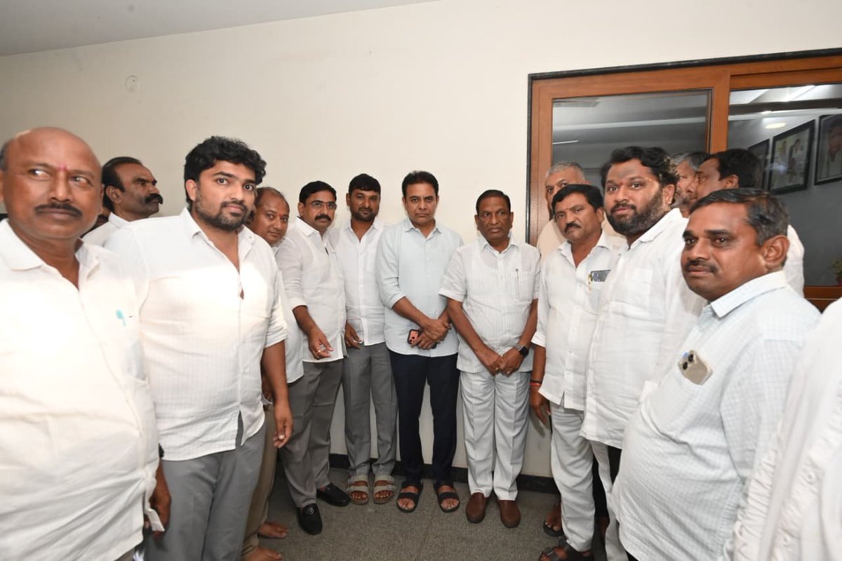 Koppulaeshwar1's tweet photo. ధర్మపురి నియోజకవర్గం ఎండపెల్లి మండల అధ్యక్షులు సింహాచలం జగన్ గారు ఆర్థిక ఇబ్బందులతో ఆత్మహత్య చేసుకున్నందున వారి కుటుంబానికి @BRSparty తరఫున @KTRBRS గారు 10 లక్షల ఆర్థిక సాయం చేయడం జరిగింది..
@BRSHarish @BrsSabithaIndra @balkasumantrs https://t.co/9jVHRUjPid