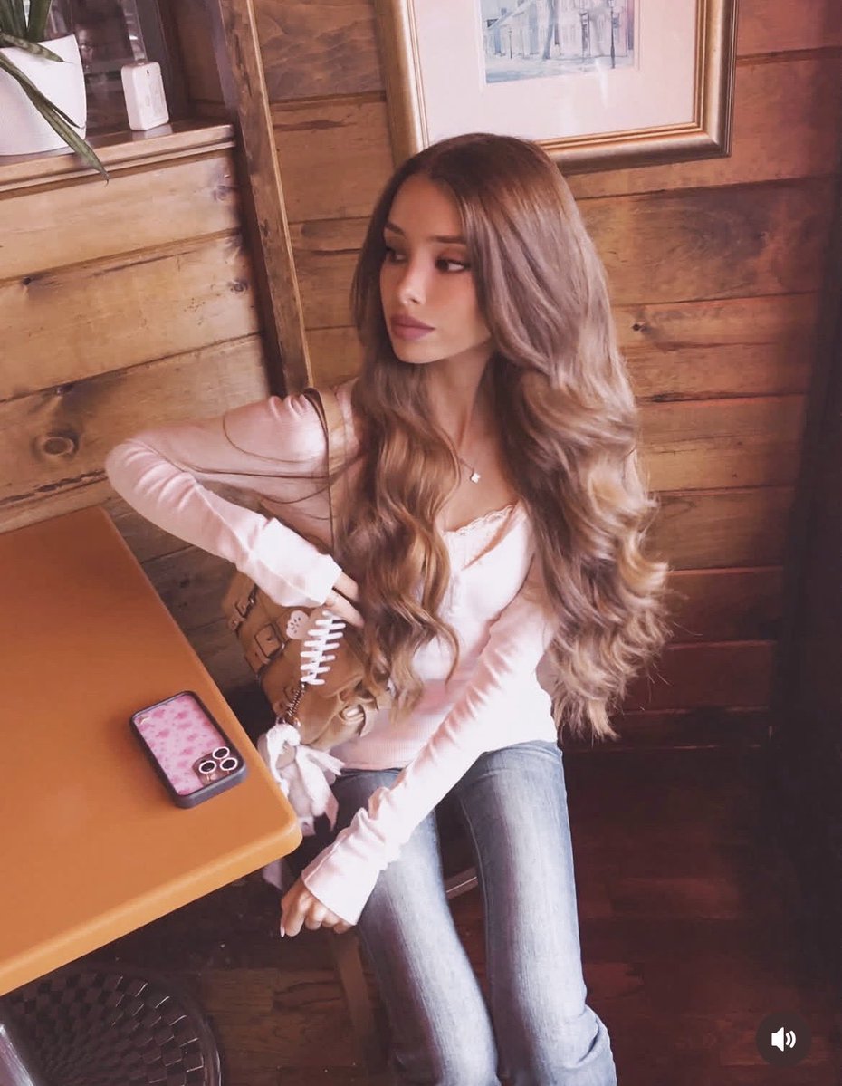 vsdiors's tweet photo. this girl shoots me in the face every time she posts https://t.co/hmFzGsOmeX