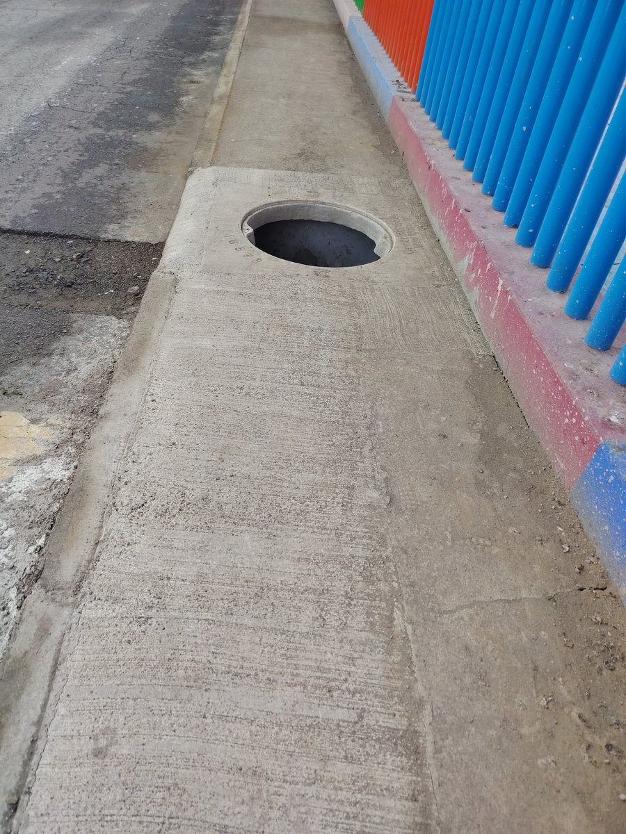 ElTrianguloTlh's tweet photo. @GobCDMX de quién habrá sido la idea de romper el pavimento, poner coladeras donde no se necesitan y sobre todo dejarlas abiertas. Generando un grave peligro para los transeúntes. @ClaraBrugadaM esto se encuentra en calle Riachuelo Serpentino alcaldia #Tlahuac @sobse https://t.co/0LN6dwQReo