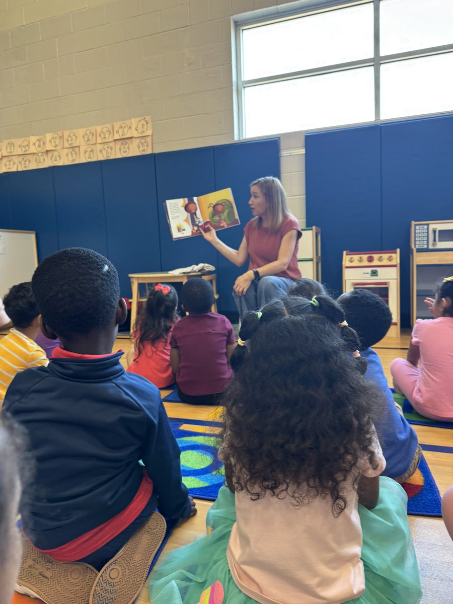 katyphinney's tweet photo. Library with #RISDprek is a magical time! Watching their faces light up as they held their chosen treasures is what it's all about! Ready for storytime at home! ✨📖 #RISDdreamon #RISDtnl @kristinleeper9 @IamBranum https://t.co/dPHAdZvnPk