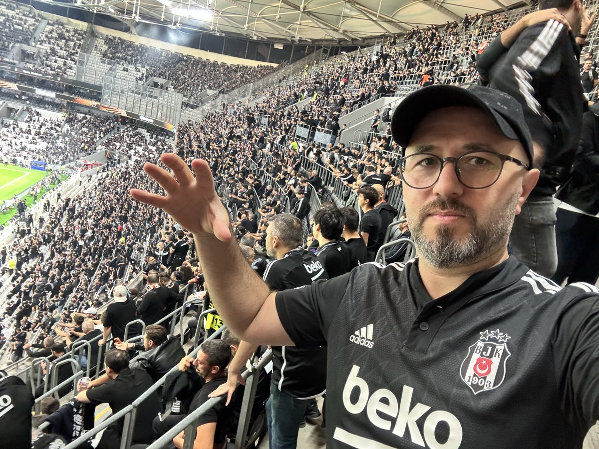 mmansiz's tweet photo. Kara Duvar Simsiyah ! #BJKOM | #UEL
#YerSiyahGökBeyaz https://t.co/7am40s81h4