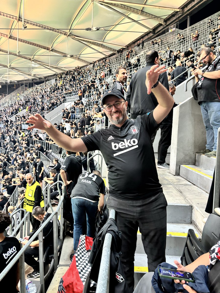 mmansiz's tweet photo. Kara Duvar Simsiyah ! #BJKOM | #UEL
#YerSiyahGökBeyaz https://t.co/7am40s81h4