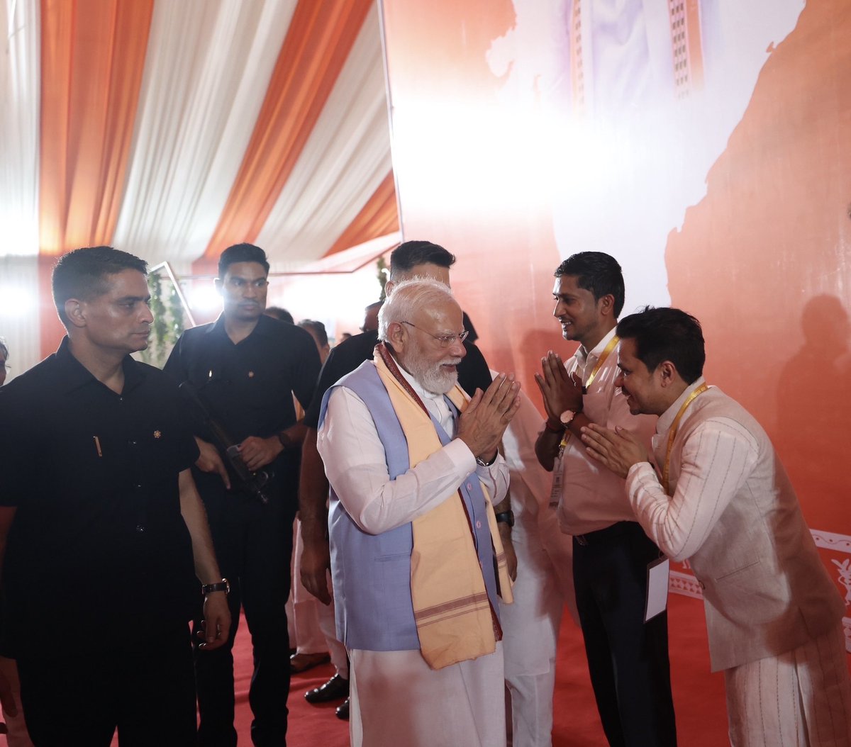 pratikptel's tweet photo. माननीय प्रधानमंत्री श्री @narendramodi जी को जन्मदिन की हार्दिक शुभकामनाएँ। 🇮🇳🙏
ईश्वर से आपके उत्तम स्वास्थ्य एवं दीर्घायु की प्रार्थना करता हूँ।
राष्ट्रसेवा के आपके संकल्प को सदैव शक्ति और सफलता मिले।
जन्मदिन की बहुत-बहुत शुभकामनाएँ, मोदी जी! 🎂🙏 https://t.co/WGOVHRN1Kx