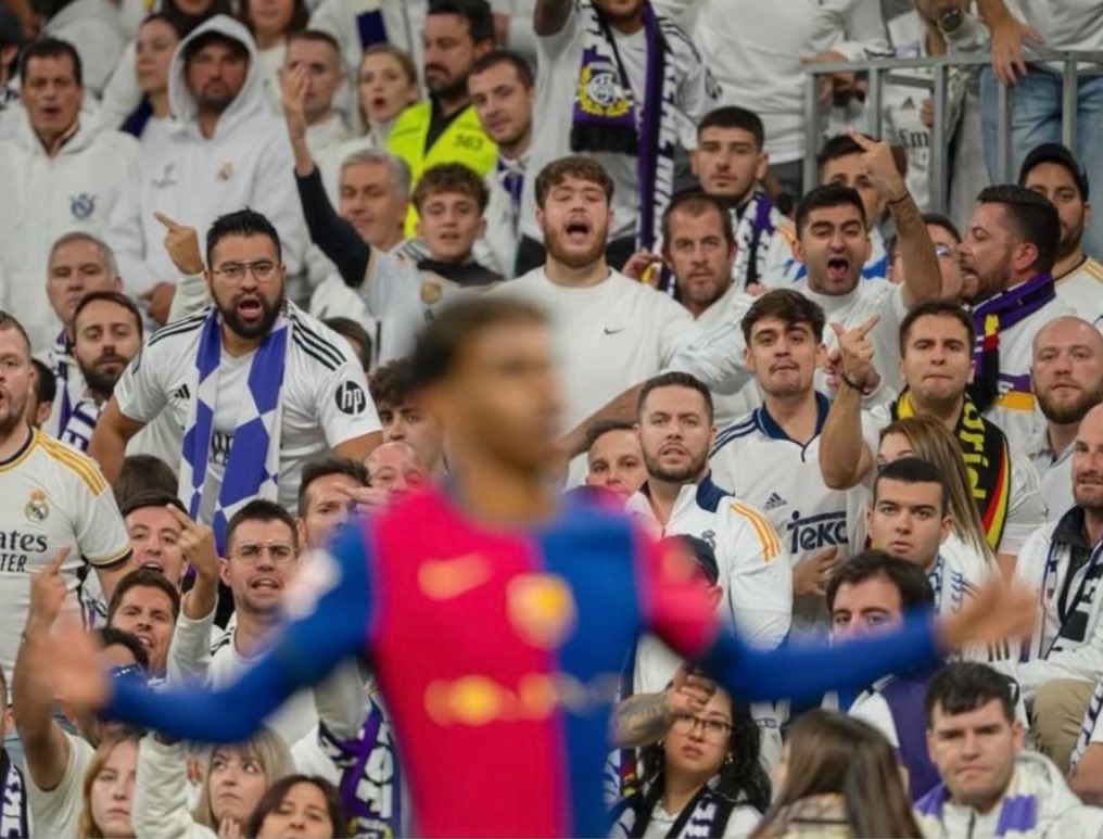 ActuFoot_'s tweet photo. 🚨🚨 La mentalité de Lamine YAMAL 🇪🇸 au sujet du RACISME 👇 :

« J’EN AI VÉCU DES MILLIERS DE FOIS ! Oui. 

Je pense que les gens sont parfois INDIRECTEMENT RACISTES envers toi, SANS MÊME S’EN RENDRE COMPTE... 

Il y a beaucoup de commentaires, beaucoup de regards qui sont racistes, mais les gens ne réalisent pas forcément qu’ils le sont…

Moi, j’en suis arrivé à un point où, ce n’est pas que tu acceptes la situation, parce que ce qui est mal ne peut jamais être accepté, MAIS ÇA NE ME FAIT PLUS RIEN. 😳

Par exemple, la vidéo qui est sortie au Bernabéu, où Raphinha me défendait, les gens étaient surpris de ma réaction. 

Je pense qu’au final, si cette personne m’appelle “N*gro”, ça ne va pas me déranger. Je suis noir, je ne vais pas prétendre être d’une autre couleur. 🙌

Après, c’est autre chose de savoir si c’est bien ou mal, parce que s’il me le dit dans le but de m’offenser, alors oui, C’EST MAL.

Mais ce que je ne vais pas faire, c’est être en train de jouer un match, alors qu’il a payé son billet pour venir me voir jouer, et me mettre en colère parce que cette personne m’a manqué de respect. » 

🎙️ @MPlusDeportes via @MesBlaugrana