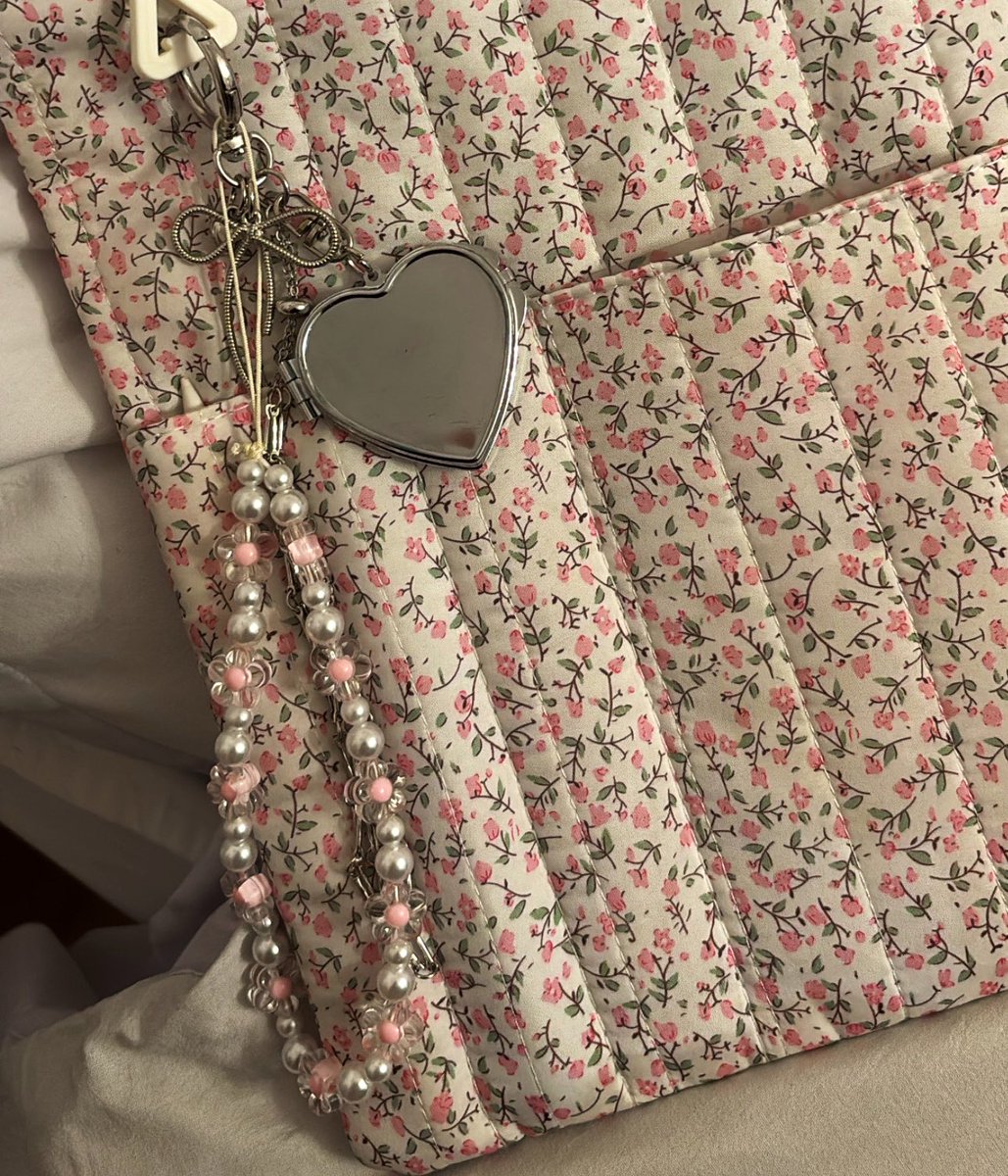 taahiraco's tweet photo. Regardez comme la pochette est mimi اللهم بارك 🌸 https://t.co/J3IJx5Wl6q