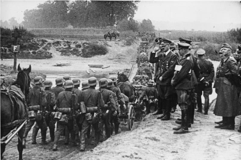 MocnyPetr62670's tweet photo. Ruku v ruce napadlo 🇩🇪 Německo a 🇷🇺 Sovětský svaz Polsko právě 17. září 1939. 

Adolf Hitler sleduje německé vojáky pochodující do Polska v září 1939⤵️ https://t.co/tnAZ22zEJo