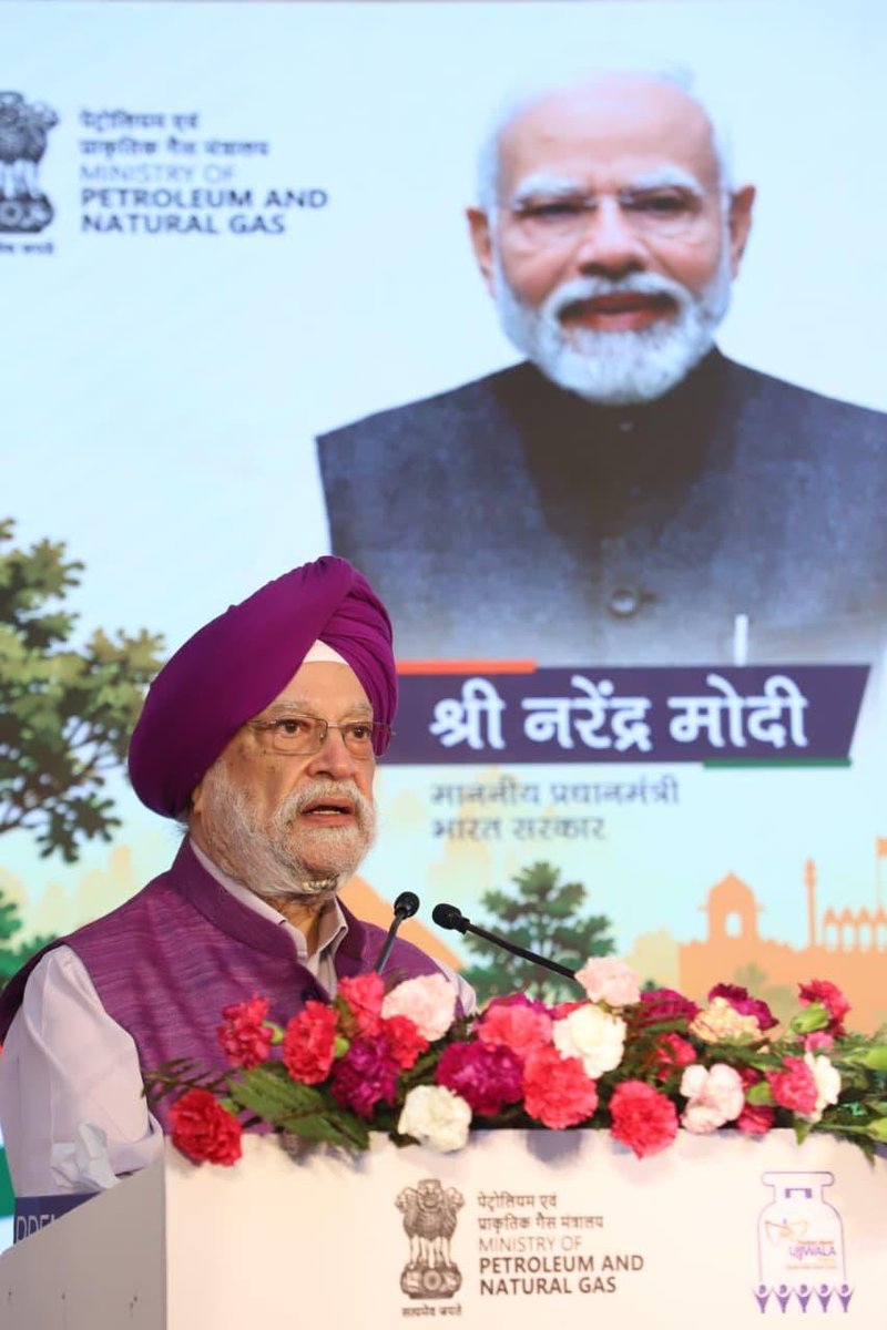 HardeepSPuri's tweet photo. आज प्रधानमंत्री श्री @narendramodi जी के जन्मदिन के उपलक्ष्य पर दिल्ली के चंदर विहार क्षेत्र में प्रधानमंत्री उज्ज्वला योजना की लाभार्थी बहनों और माताओं के साथ एक विशेष कार्यक्रम में शामिल हुआ। हम सब ने मिलकर “आशीर्वाद का दीया” जलाया और ईश्वर से मोदी जी के स्वास्थ्य, लंबी उम्र और सफलता की कामना करी।

प्रधानमंत्री जी के नेतृत्व में देश की सशक्त महिलाएँ केवल योजनाओं का लाभ नहीं ले रही हैं, बल्कि देश के विकास में खुद आगे बढ़कर योगदान देते हुए प्रधानमंत्री जी के “सबका साथ, सबका विकास, सबका प्रयास और सबका विश्वास” के सेवा संकल्प को सिद्ध कर रही हैं।

सिमरन फाउंडेशन द्वारा आयोजित इस कार्यक्रम में मेरे साथ फाउंडेशन से जुड़ी माताओं और बहनों के साथ-साथ नांगलोई जाट क्षेत्र के विधायक श्री मनोज कुमार शोकीन जी एवं बहन कुलजीत कौर जी भी उपस्थित रहीं।

#HappyBdayPMModi