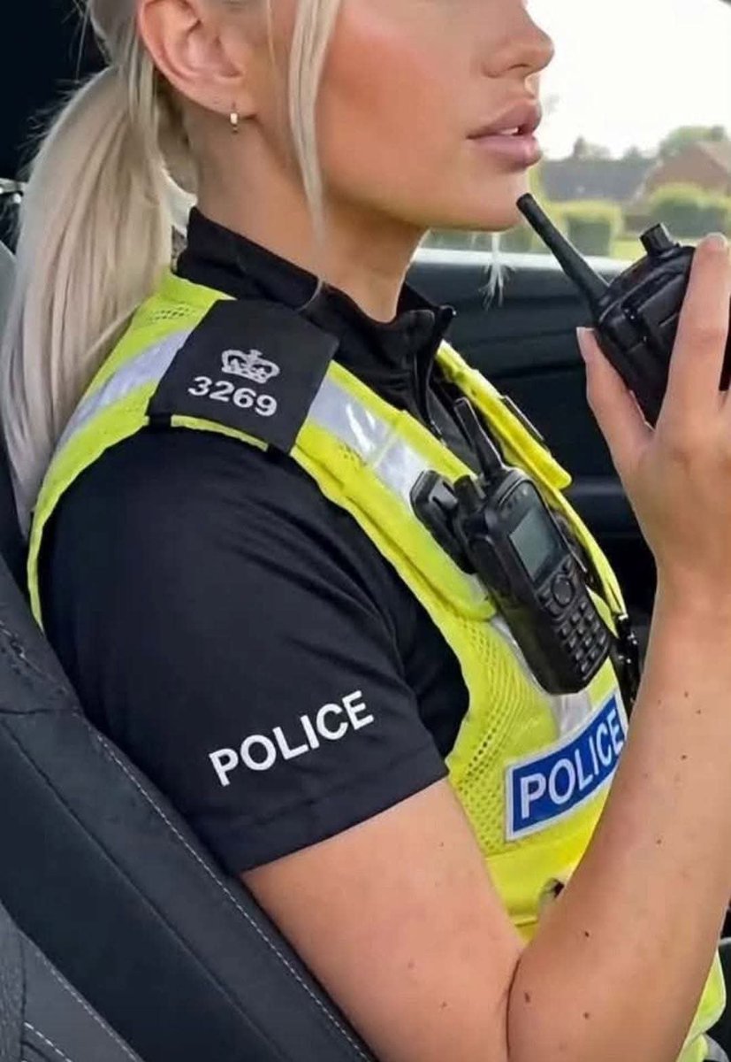 TrevUTID2's tweet photo. Well that was an interesting experience 
Got pulled by this Police officer.
I asked her name and badge number and she told me that she was free too sixty nine. 
That’s when it started to go wrong.
That was at 8pm last night and I’ve just got out https://t.co/Tvf5jCNRgN