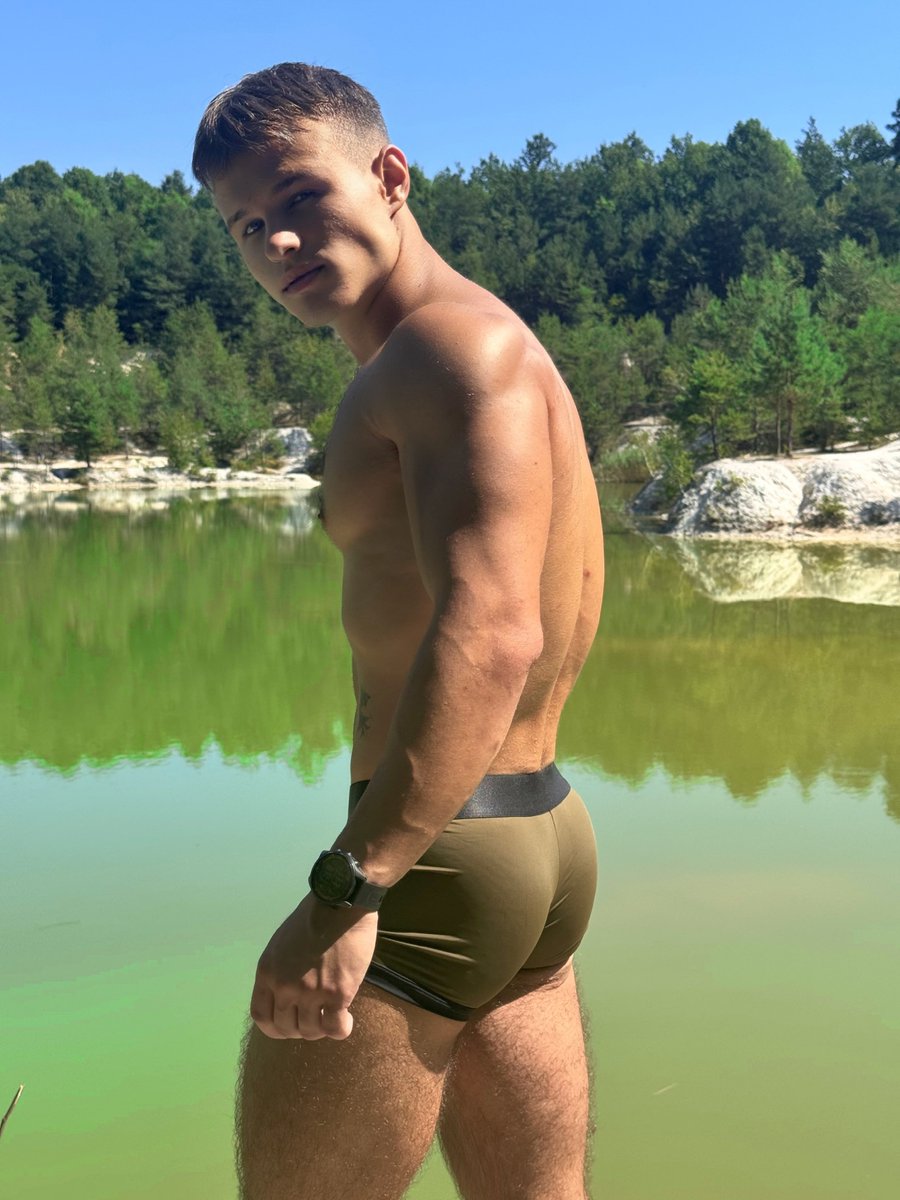 Inevitabledisco's tweet photo. Model shoots by day, watching horses on weekends, late chats at night. https://t.co/Jhg6UNyaqE