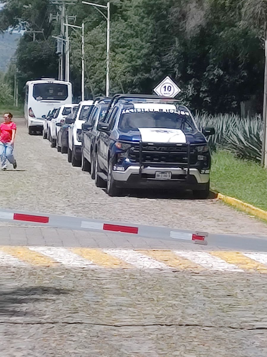 dk1250's tweet photo. Estudiantes del CUCBA mantienen bloqueo total en los accesos de Nextipac y la avenida Ramón Corona. Exigen justicia y seguridad tras el hallazgo sin vida de la joven Karla Margarita. La presencia policial se reporta concentrada en la zona de rectoría.
#RadioramadeOccidente https://t.co/WHjXfdPCRM