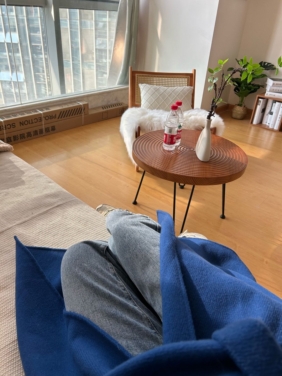 ailed708737's tweet photo. Cozy night in: making instant noodles with a soft blanket draped over the couch, warm lamp light turning small space into perfect escape.， https://t.co/xw7hLTKkwR