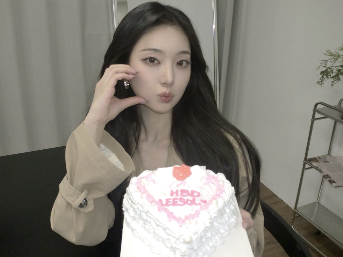 We_KiiiKiii_JP's tweet photo. [📸] 
💖HAPPY LEESOL DAY💖

にほんのTiiiKiiiのみんな❤️😽 おたんじょうびを おいわいしてくれて ほんとにありがとう🫰🫰🤤
TiiiKiiiがいるから いつもがんばれるんだよ😍 
ほんとにダイスキだよ💕 もうすぐ にほんであおうね👉👈😍
それまで わたしのこと たくさんかんがえて げんきでいてね！！！

#KiiiKiii #キキ #키키
#LEESOL #イソル #이솔
#HAPPY_LEESOL_DAY