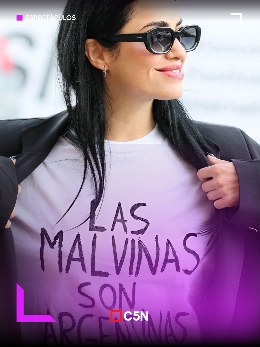 C5N's tweet photo. 🇦🇷 Lali llegó a San Sebastian para presentar 'Glaxo' con la remera de "Las Malvinas son Argentinas"

🤩 La cantante y actriz deslumbró a todos con su vestuario, representando la bandera que los jugadores de la Selección Argentina desplegaron en el partido contra Inglaterra en el Mundial.