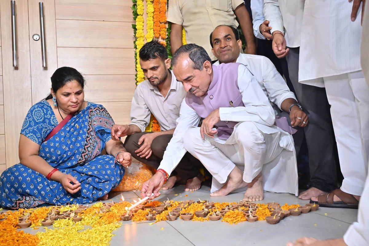 Dr_Apoorvasingh's tweet photo. भाजपा परिवार और आशीर्वाद के दीप……

@narendramodi 
@BJP4Rajasthan 
@madanrrathore 
@ajaeybjp 

#AshirwadKaDiya #HappyBdayPMModi #NarendraModi #DrApoorvaSingh #SevaSankalpAbhiyan https://t.co/H9sNc2u8xq