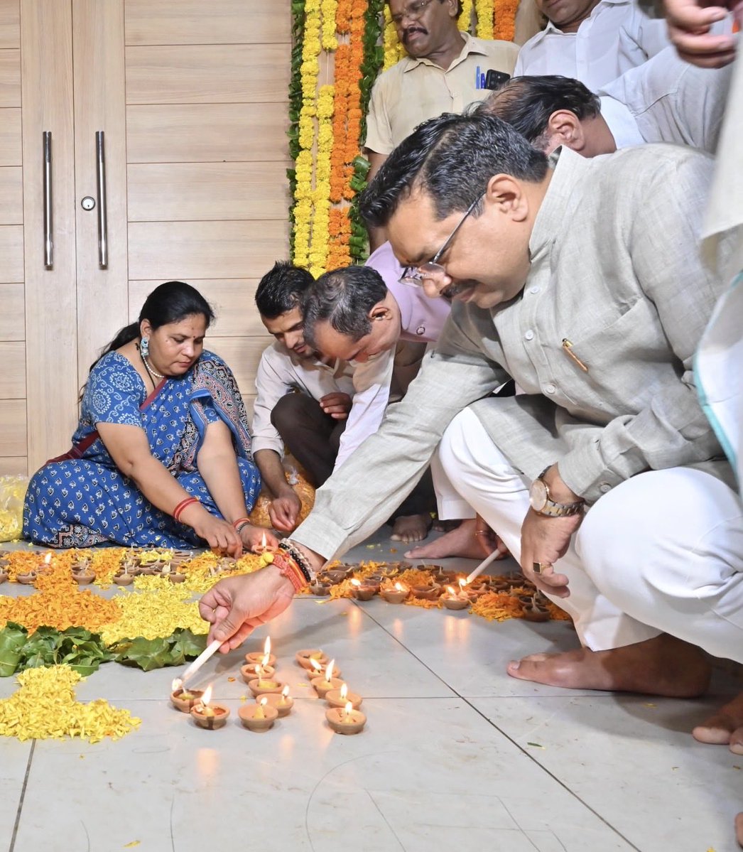 Dr_Apoorvasingh's tweet photo. भाजपा परिवार और आशीर्वाद के दीप……

@narendramodi 
@BJP4Rajasthan 
@madanrrathore 
@ajaeybjp 

#AshirwadKaDiya #HappyBdayPMModi #NarendraModi #DrApoorvaSingh #SevaSankalpAbhiyan https://t.co/H9sNc2u8xq