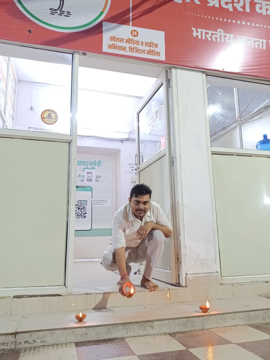SRAJ2533's tweet photo. 🪔 आशीर्वाद का दीया 🪔

सेवा संकल्प अभियान के तहत आदरणीय प्रधानमंत्री श्री @narendramodi  जी के जन्मदिवस पर भाजपा कार्यालय में अपनी सोशल मीडिया टीम के साथ ‘आशीर्वाद का दीया’ प्रज्वलित किया। 🙏🇮🇳

मोदी जी को जन्मदिवस की हार्दिक शुभकामनाएँ! 

#AshirwadKaDiya #SevaSankalpAbhiyan https://t.co/fLlTFUmjlL