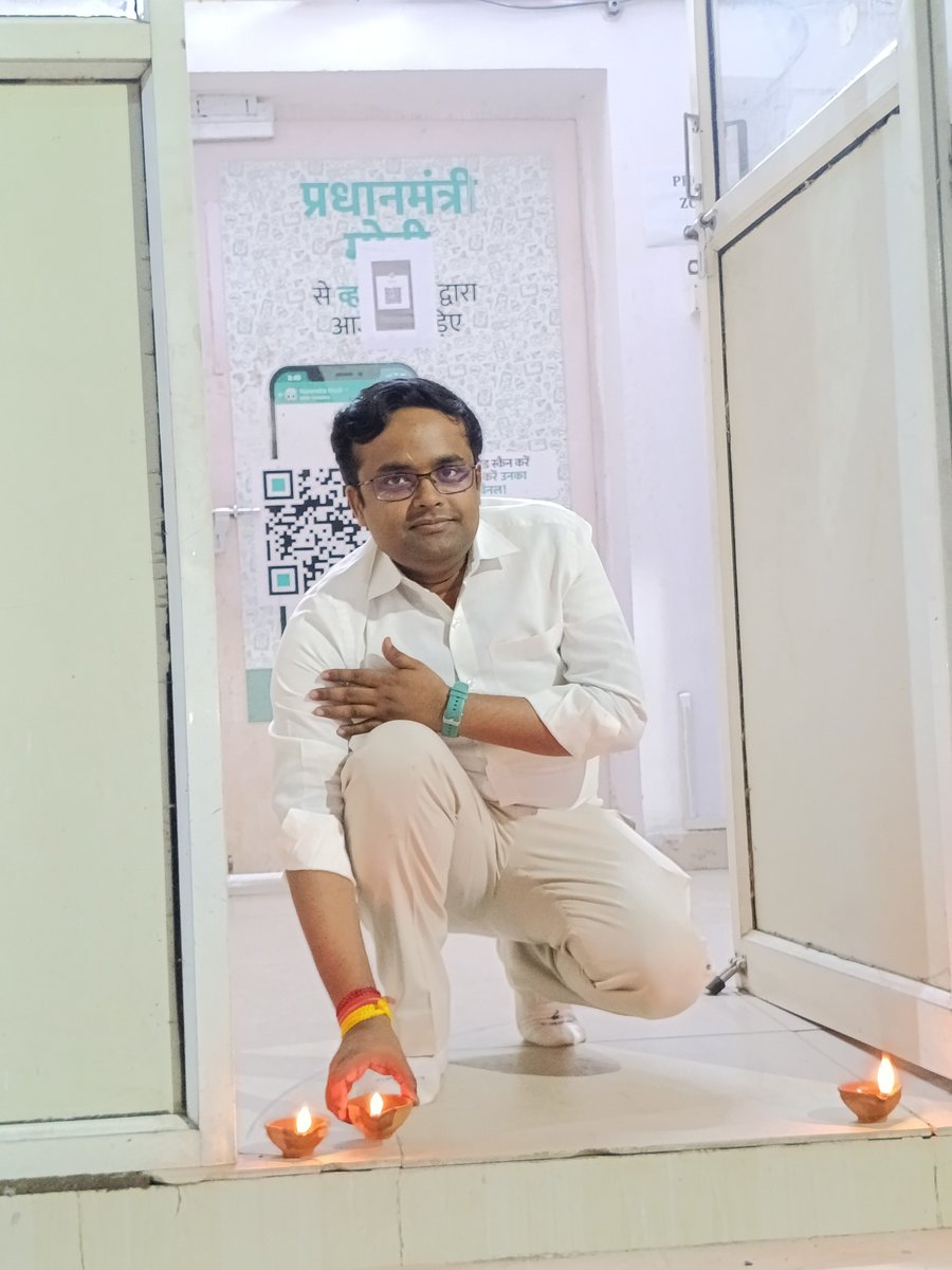 SRAJ2533's tweet photo. 🪔 आशीर्वाद का दीया 🪔

सेवा संकल्प अभियान के तहत आदरणीय प्रधानमंत्री श्री @narendramodi  जी के जन्मदिवस पर भाजपा कार्यालय में अपनी सोशल मीडिया टीम के साथ ‘आशीर्वाद का दीया’ प्रज्वलित किया। 🙏🇮🇳

मोदी जी को जन्मदिवस की हार्दिक शुभकामनाएँ! 

#AshirwadKaDiya #SevaSankalpAbhiyan https://t.co/fLlTFUmjlL