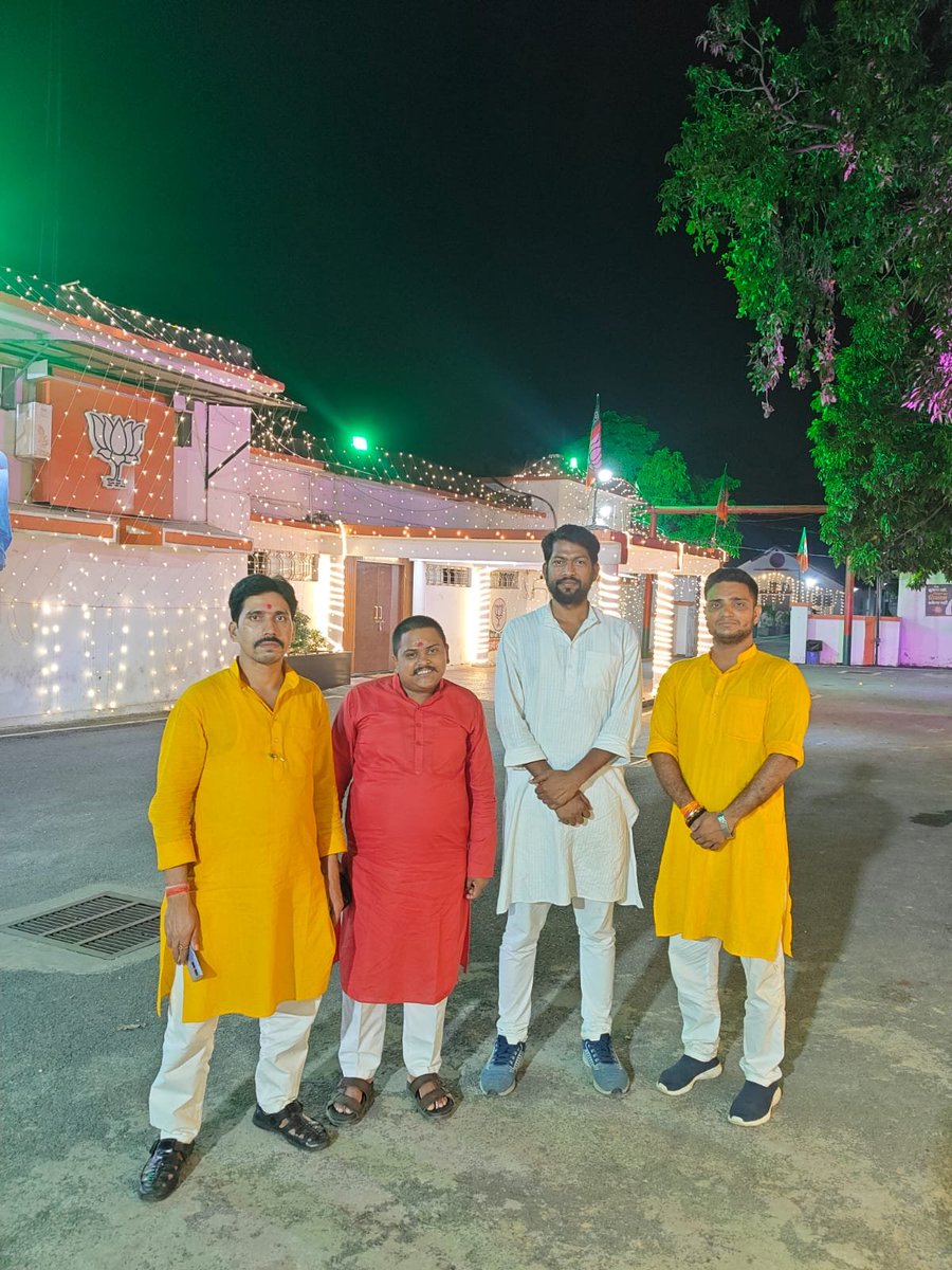 SRAJ2533's tweet photo. 🪔 आशीर्वाद का दीया 🪔

सेवा संकल्प अभियान के तहत आदरणीय प्रधानमंत्री श्री @narendramodi  जी के जन्मदिवस पर भाजपा कार्यालय में अपनी सोशल मीडिया टीम के साथ ‘आशीर्वाद का दीया’ प्रज्वलित किया। 🙏🇮🇳

मोदी जी को जन्मदिवस की हार्दिक शुभकामनाएँ! 

#AshirwadKaDiya #SevaSankalpAbhiyan https://t.co/fLlTFUmjlL