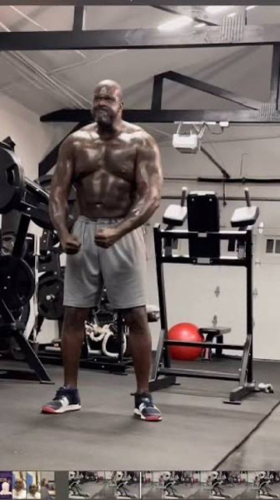 NBAMemes's tweet photo. Centers actually used to be built like tanks 💀 https://t.co/100efNhMIy