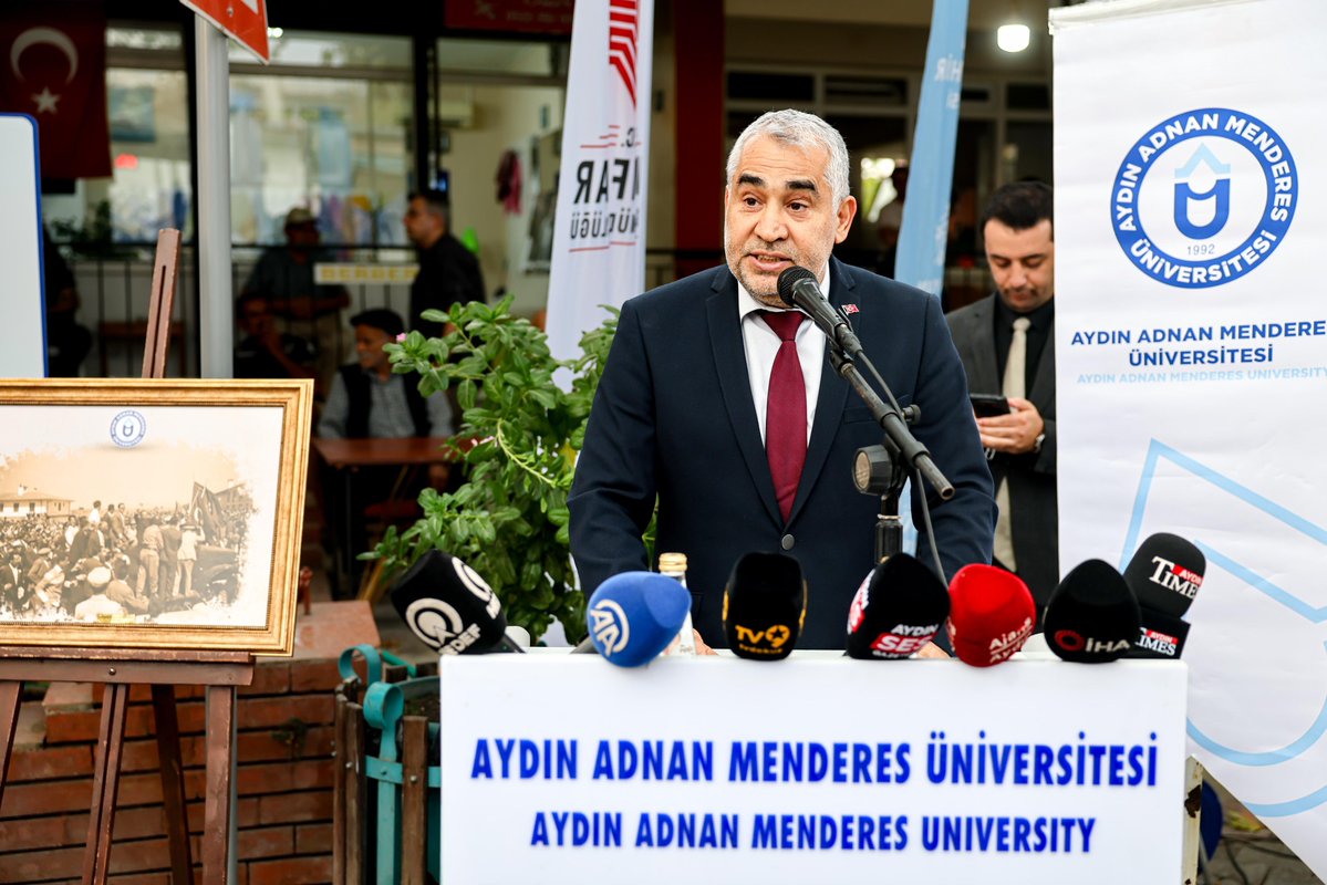 menderesedutr's tweet photo. Türkiye Cumhuriyeti’nin 9. Başbakanı Adnan Menderes, vefatının 65. yıl dönümünde doğup büyüdüğü Çakırbeyli’de Yükseköğretim Kurulu (YÖK) koordinasyonunda, Üniversitemiz Kurumsal İletişim Koordinatörlüğüne bağlı Bilim İletişimi Ofisi yürütücülüğünde, Aydın Büyükşehir Belediyesi ve Vakıflar Genel Müdürlüğü iş birliğiyle gerçekleştirilen Adnan Menderes’i Anma Programı ile anıldı.

Haberin ayrıntıları: https://t.co/rMx3UOqQge