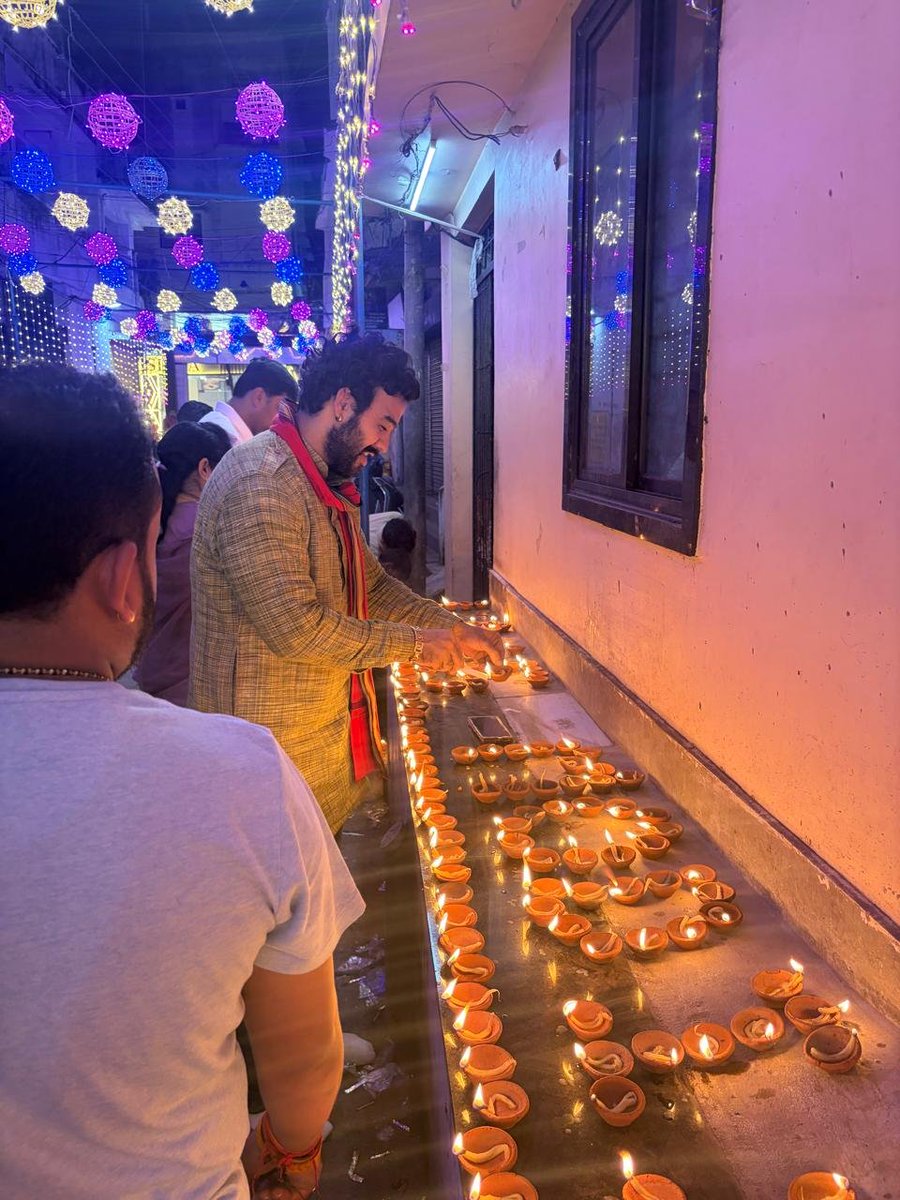 monubahadurSing's tweet photo. देश के यशस्वी प्रधानमंत्री आदरणीय नरेंद्र मोदी जी के जन्मदिन अवसर पर दिग्विजय कॉलेज में रक्तदान शिविर आयोजित की गई, साथ ही आश्रिवाद का दिया के रूप में दीप जला कर भाजपा कार्यकर्ताओं ने प्रधानमंत्री जी को जन्मदिन की बधाई दी,कार्यकम में वरिष्ठ नेतागण सहित युवा मौर्चा कार्यकर्ता उपस्थित रहे.. @highlight 
#AshirwadKaDiya