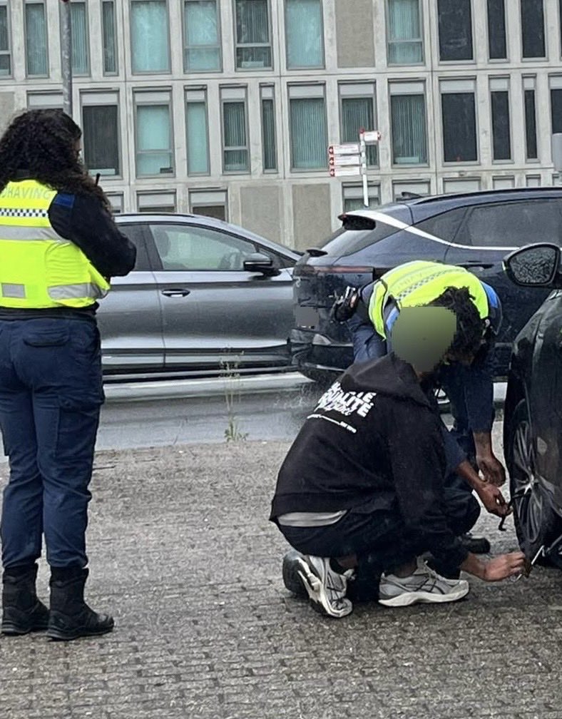Handhaving_010's tweet photo. Wat een pech: een lekke 🛞 band! Meneer zette slim zijn auto op de stoep zodat anderen door konden. We hielpen graag met het wisselen van de lekke band. Meneer kon weer op pad 🚘
#VoorHulpEnHandhaving #Verbinding #Handhaving #HartVoor010 https://t.co/0DjTpqmTX1