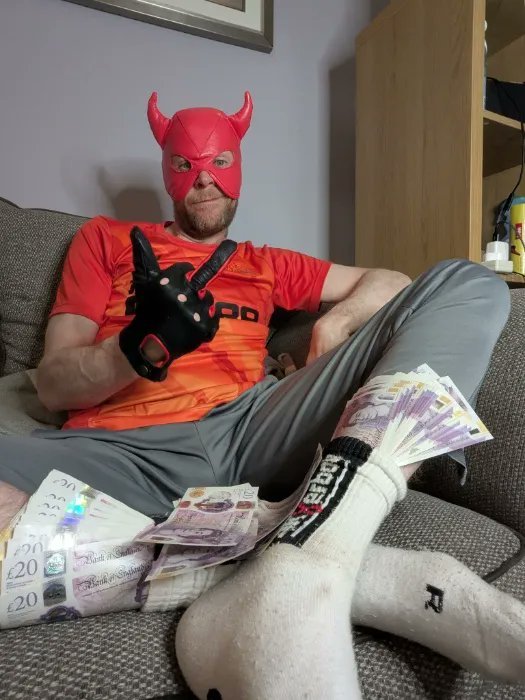 PromoRTpig's tweet photo. Although I prefer @YourIrishDevil in more leather because I'm a leather loving freak.  He also chills in trackies whilst taking his money. You know what to do! 🧎‍♂️😈 https://t.co/PO8IAJRfgi