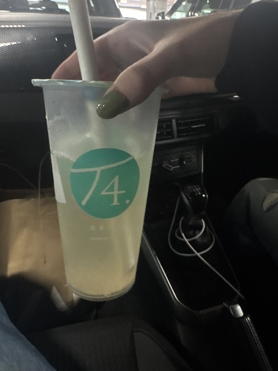 jessnelson08's tweet photo. 7up with lychee syrup yum https://t.co/RDPHIEUmJJ
