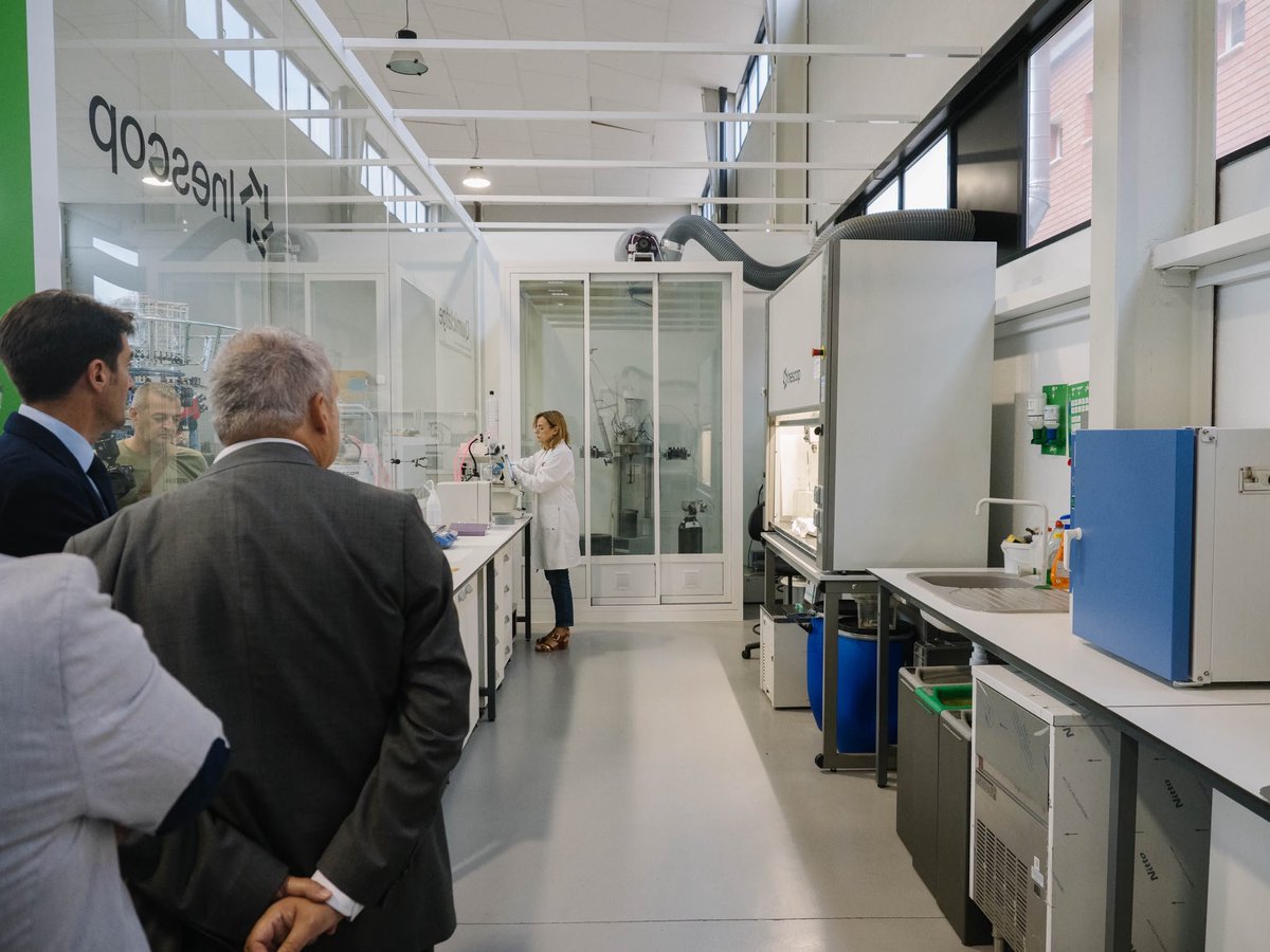minturgob's tweet photo. 🔬@InescopTech es el centro de innovación y tecnología de referencia en España para el sector del calzado y un centro de innovación compartido para pymes.

El ministro @jordihereu ha conocido sus proyectos de I+D+i aplicada y líneas de trabajo en digitalización y sostenibilidad. https://t.co/0fkt0ZklQT